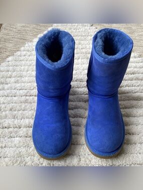 UGG CLASSIC SHORT II DEEP PERIWINKLE BOOTS